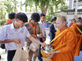 กิจกรรมทำบุญตักบาตร วันเฉลิมพระชนมพรรษา สมเด็จพระนางเจ้าฯ พร ... Image 1